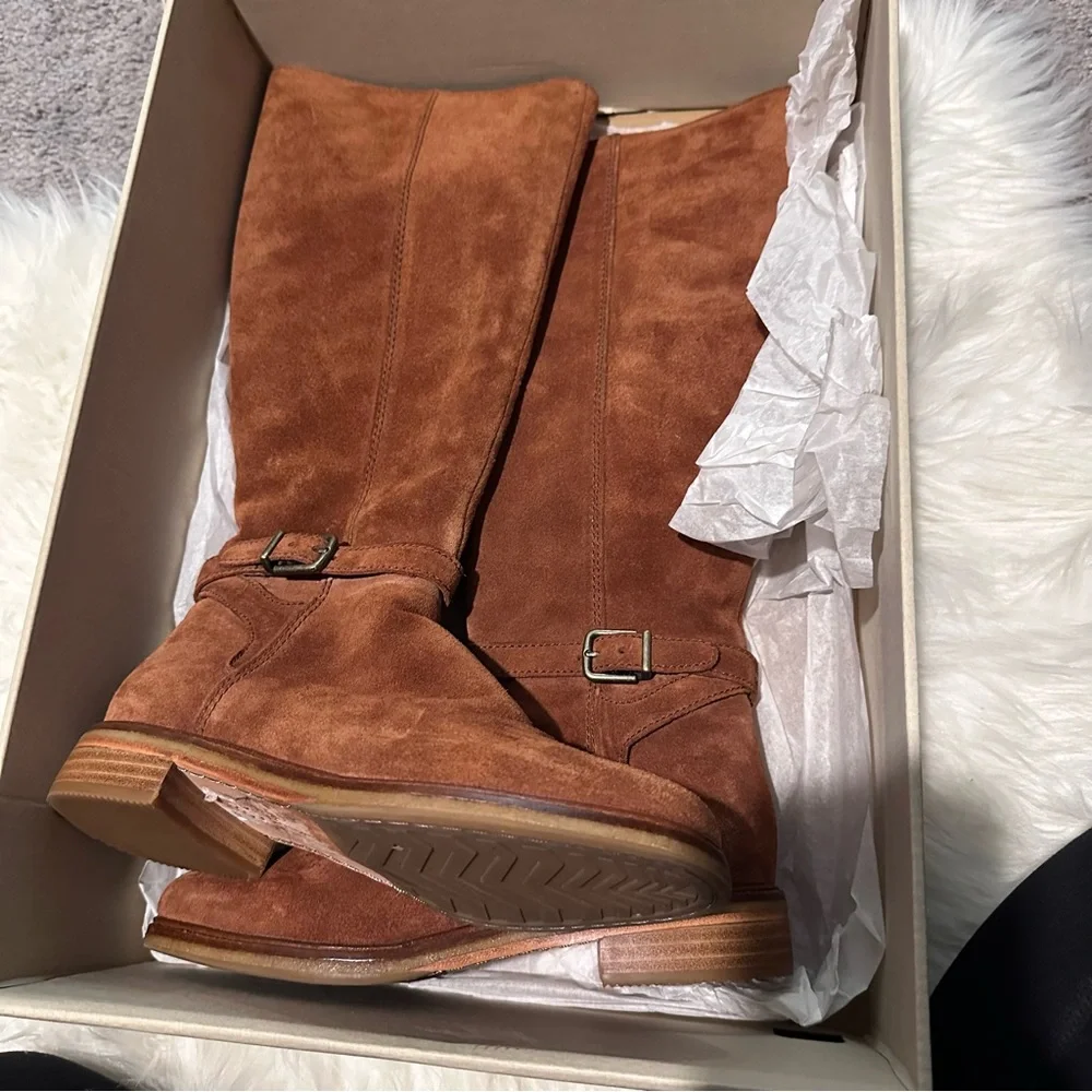 New in box Clarks Clarkdale CLAD Dark Tan‎ Suede